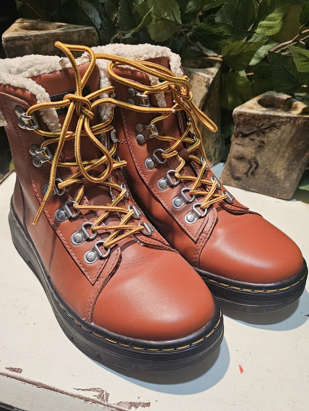 Dr.  Martens Combs W FL Boots Womens 8 Brown Leather Lace Up Sherpa Lined EUC